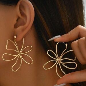 Gold Flower Dangling Earrings